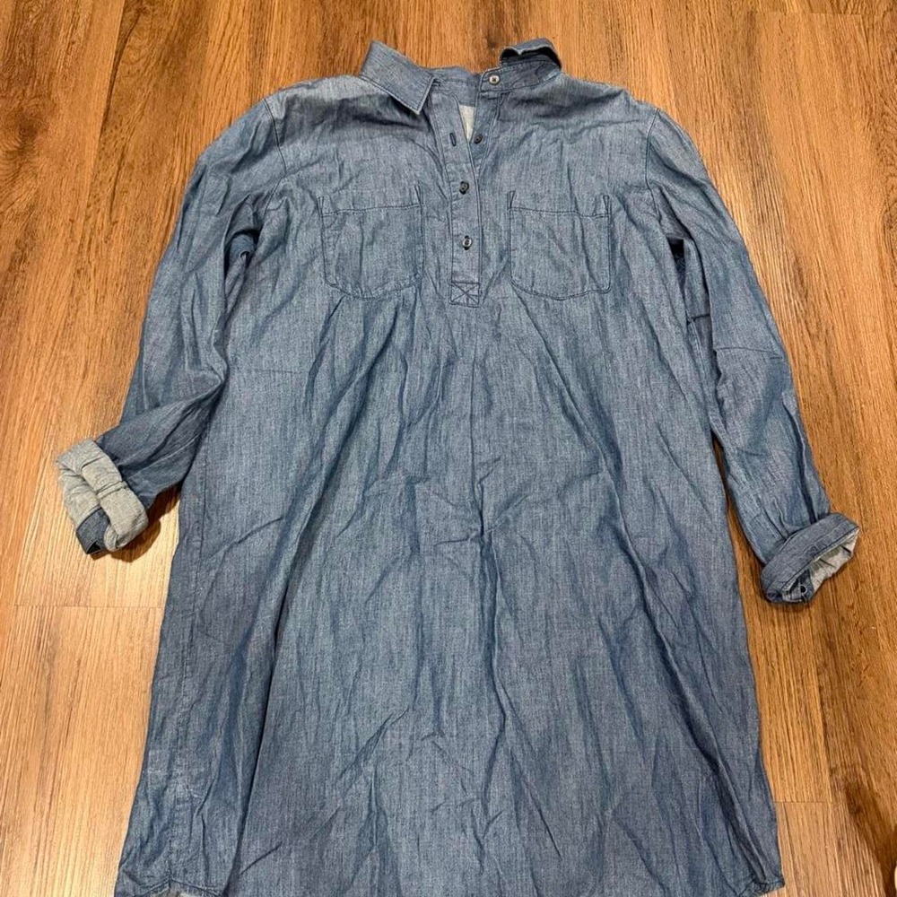 Gap 1969 blue denim shirt with a relaxed fit, women size XL